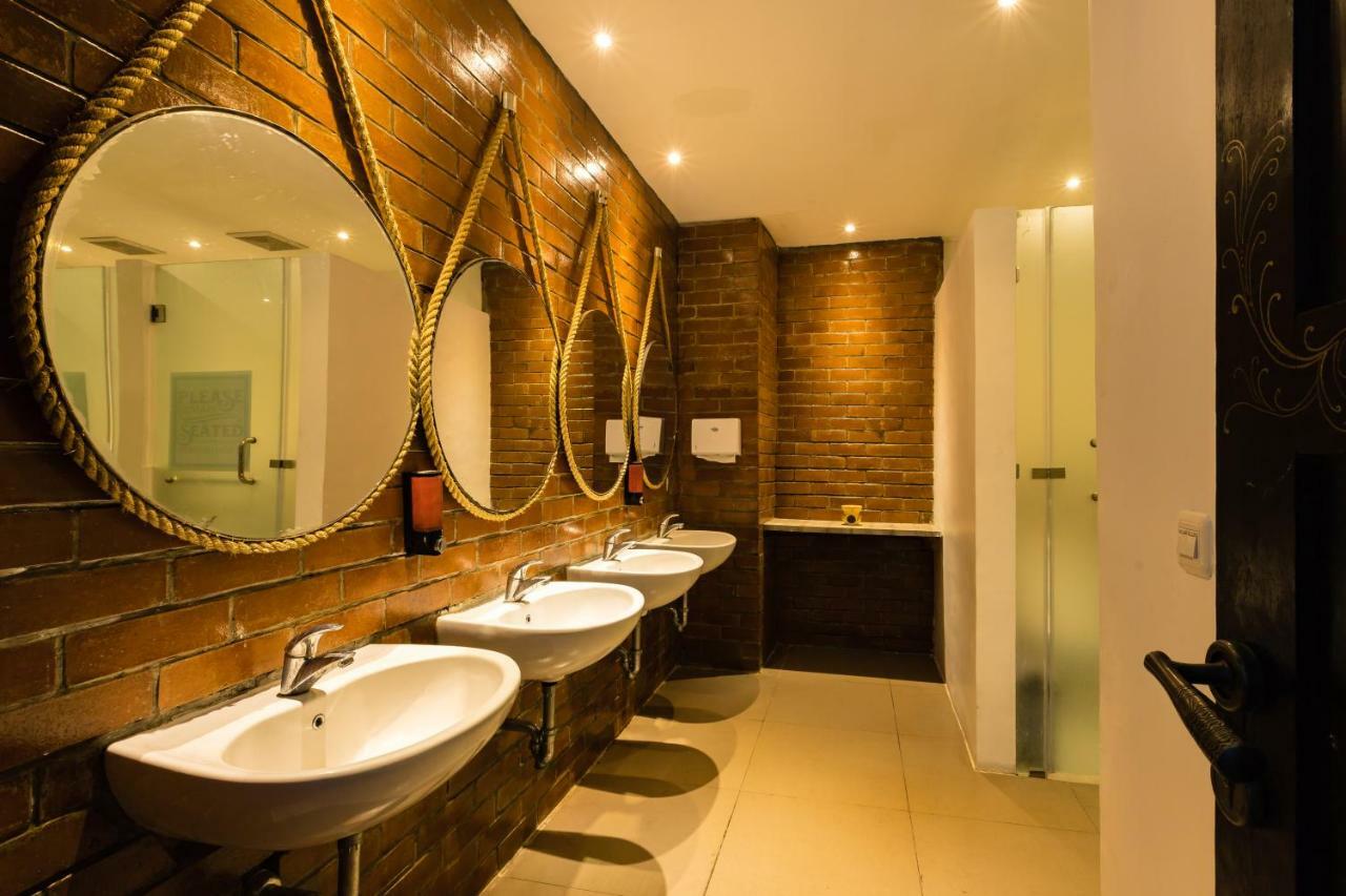 d’Gobers Hostel Seminyak Buitenkant foto